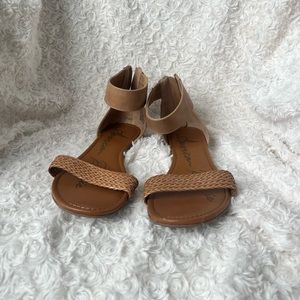 Strap sandals